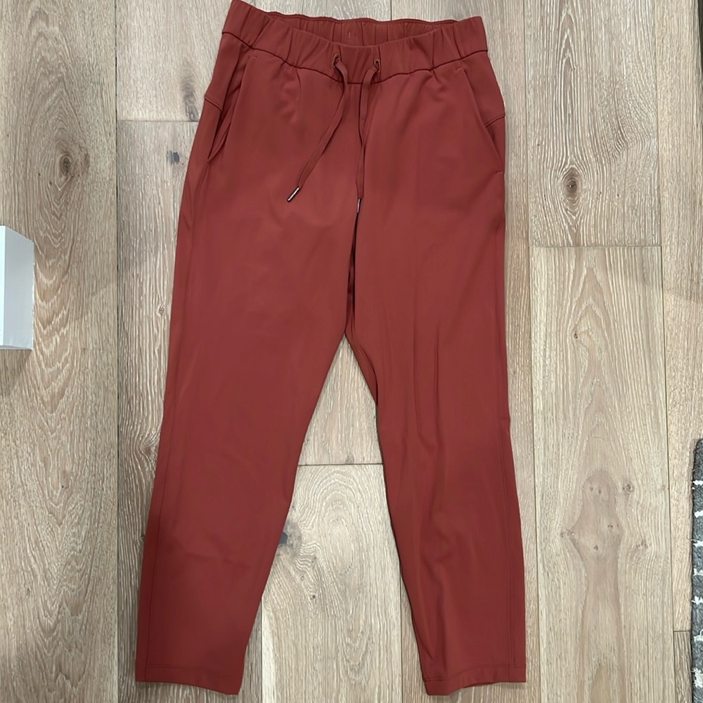 Lululemon on the fly 7/8 pants